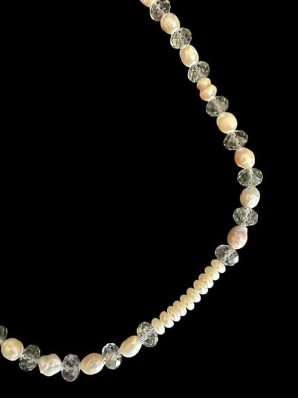 Exquisite Pearl Crystal Necklace - Image 3